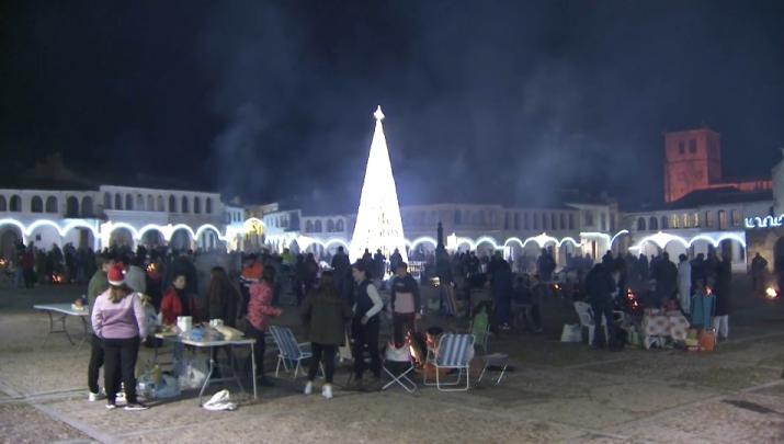 Vecinos y visitantes de Garrovillas de Alconétar disfrutando de unas migas