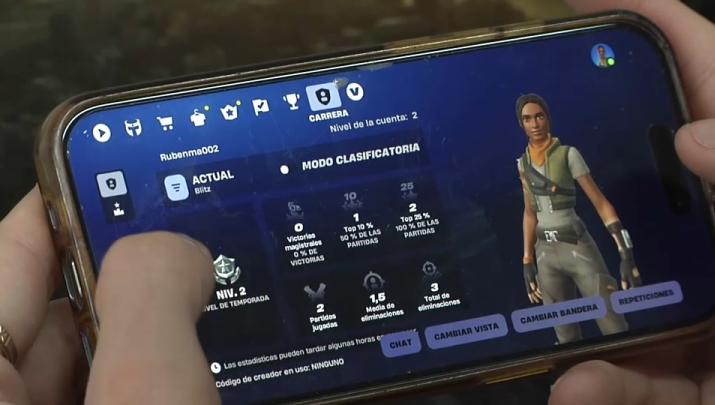 Persona jugando a Fortnite en un dispositivo móvil