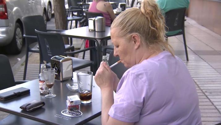 Mujer fumando - Imagen de archivo