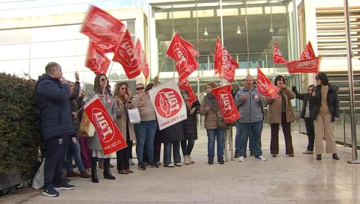 Concentración de UGT Extremadura para exigir a la Junta garantías salariales para la plantilla de limpieza del Edificio 'La Paz' de Mérida