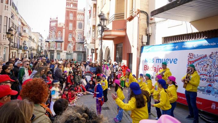 La Plaza de la Soledad de Badajoz llena de gente disfrutando del carnaval