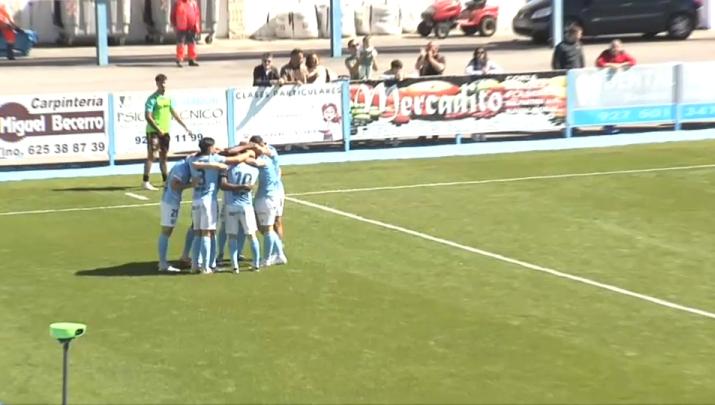 Los jugadores del Coria celebran el único gol del partido