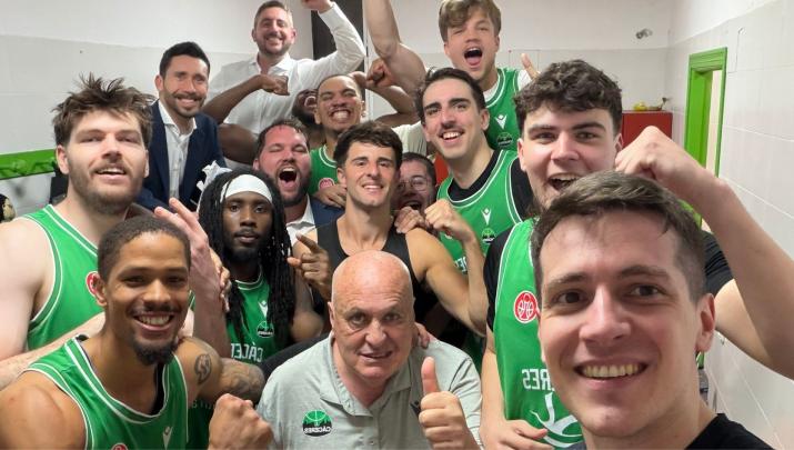 El Cáceres celebra la remontada y la victoria