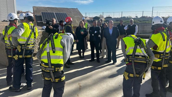 El consejero de Economía, Empleo y Transformación Digital en funciones, Guillermo Santamaría, visitando hoy el proyecto 'Mantenimiento y Rehabilitación de Edificios'