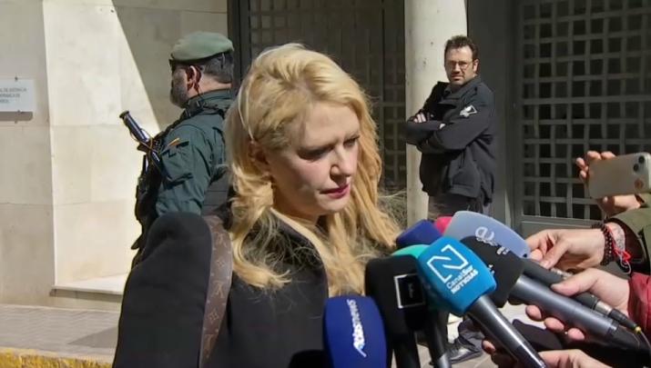 Verónica Guerrero, abogada de la familia de Francisca Cadenas, atiende a los medios antes de entrar en el Juzgado de Villafranca de los Barros
