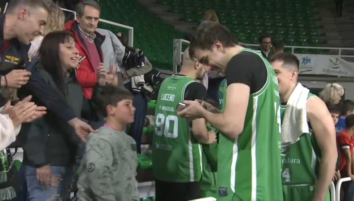 Jugadores del Cáceres con la afición tras la victoria ante Gijón