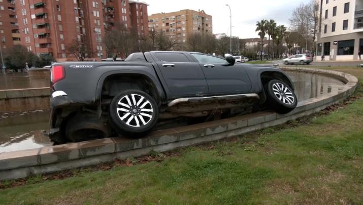 Vehículo accidentado en la rotonda Isabel de Portugal en Badajoz