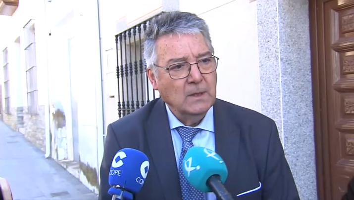 José Duarte, abogado, atiende a los medios de comunicación