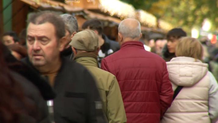 Cacereños andando por el Paseo de Cánovas