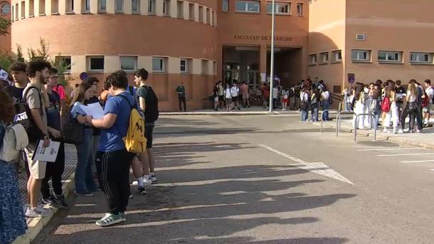 Estudiantes antes de entrar en las pruebas de la EBAU