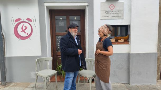 En la puerta de la quesería