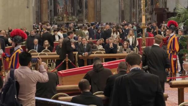 Imagen de la capilla ardiente del papa Francisco en la Basílica de San Pedro
