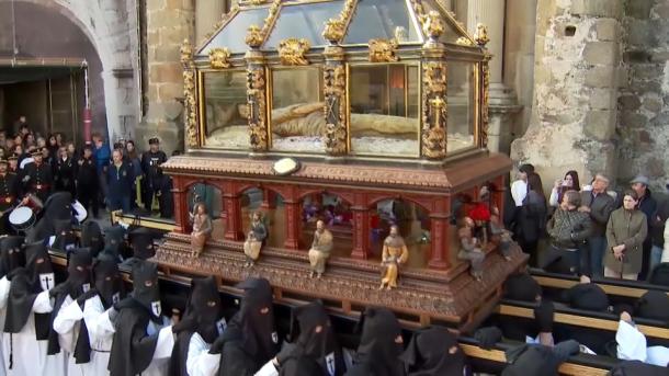La cofradía de Nuestra Señora de la Soledad y El Santo Sepulcro han tomado las calles de Plasencia