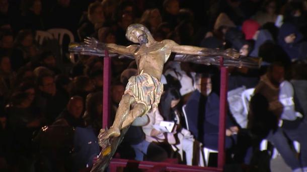 La emoción del Vía Crucis en el Anfiteatro Romano toma la madrugada emeritense