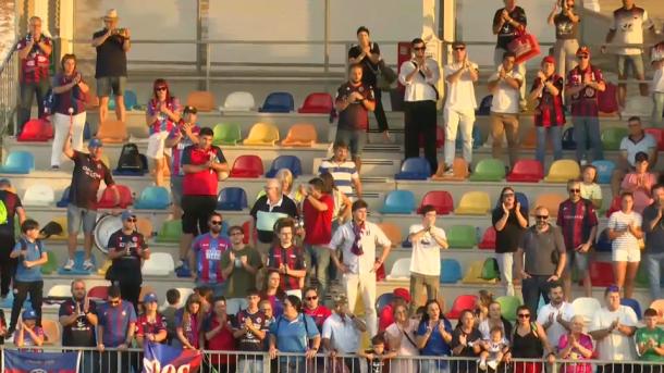 Aficionados del CD Extremadura presencian el encuentro de su quipo frente al Antoniano