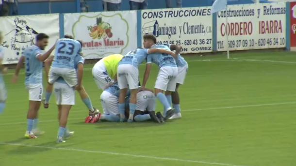 Jugadores del Coria celebran uno de los goles logrados en el partido