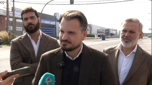 Abel Bautista, secretario general del Partido Popular en Extremadura, durante su visita a Plasencia, en la avenida Martín Palomino.