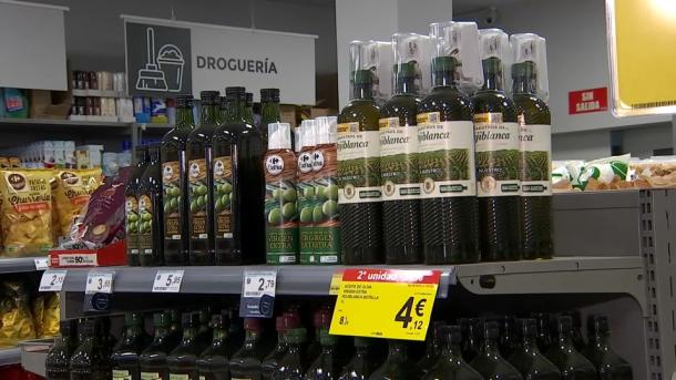 Garrafas y botellas de aceite de oliva en un supermercado.