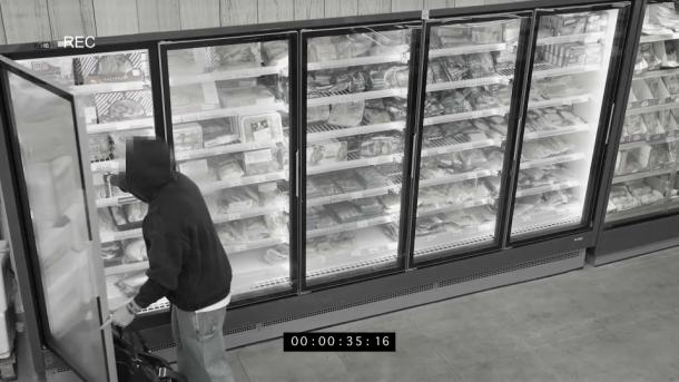 Robo en un establecimiento - Imagen de archivo.