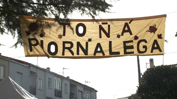 Cartel de la Toñá Piornalega durante la celebración de las fiestas
