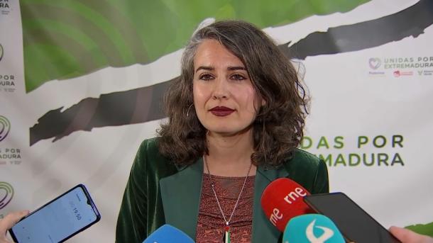 Irene de Miguel, líder de Unidas por Extremadura, atiende a los medios de comunicación