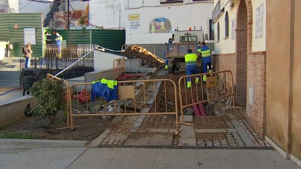 Operarios trabajan para reparar la tubería que provocó la inundación en el Museo Luis de Morales de Badajoz