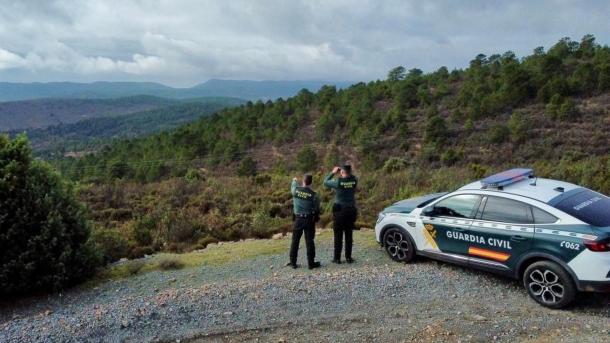 Agentes de la Guardia Civil observando una finca