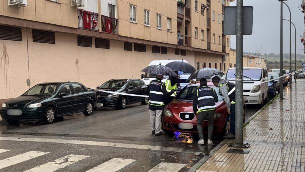 Policías investigando junto a los vehículos afectados por una explosión en la barriada de Llera, en Badajoz