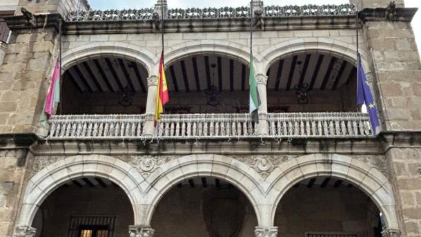 Plasencia decreta tres días de luto oficial por la muerte de Robe Iniesta. Habrá banderas a media asta y un libro de condolencias en el Ayuntamiento