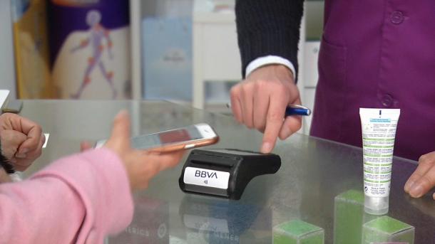 Persona pagando con tarjeta de crédito