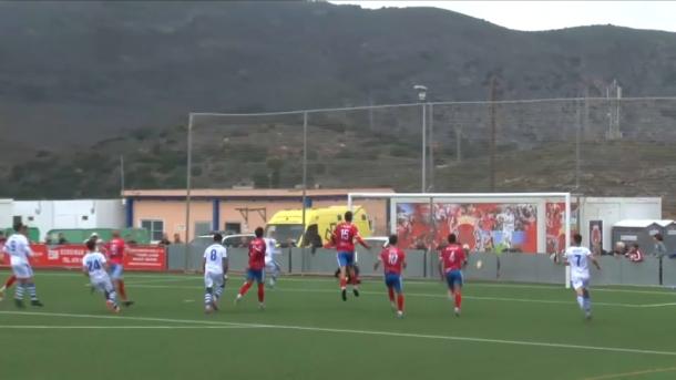 Lance del juego durante el partido entre el Extremadura y el Deportiva Minera
