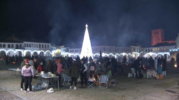 Vecinos y visitantes de Garrovillas de Alconétar disfrutando de unas migas