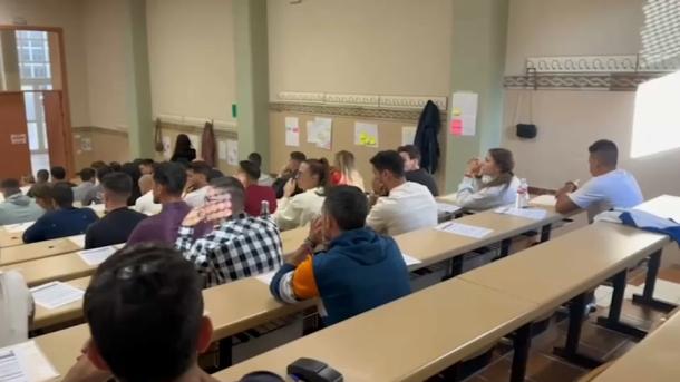 Opositores durante un examen - Imagen de archivo