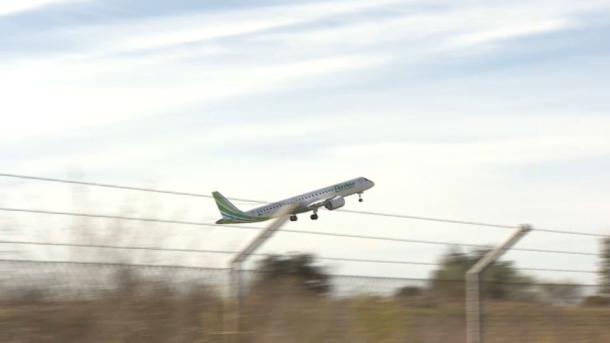 Avión despegando del aeropuerto de Badajoz