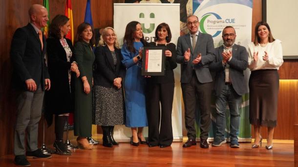 La consejera de Salud Sara García España en el acto de entrega al HUC la certificacón en el manejo de la Enfermedad Inflamatoria Intestinal