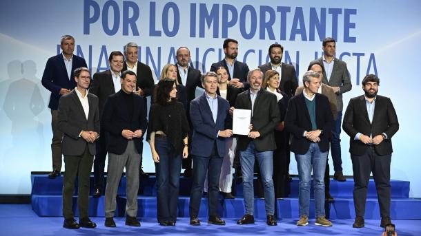 El presidente del Partido Popular, Alberto Núñez Feijóo junto a presidentes autonómicos del Partido Popular, entre ellos la extremeña María Guardiola, durante la clausura del acto de presentación de la 'Declaración de Zaragoza'