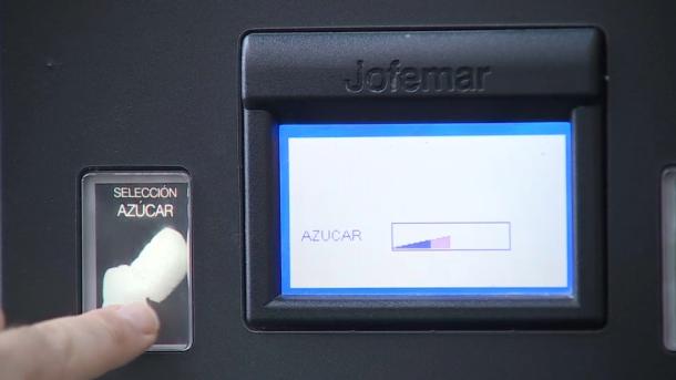 Persona seleccionando la cantidad de azúcar que quiere para el café en una máquina