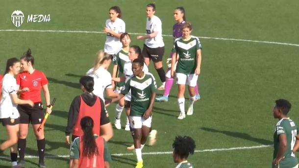 Saludos entre las jugadoras del Valencia y del Cacereño tras el final del partido