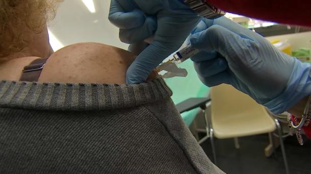 Una mujer recibe la vacuna de la gripe - Imagen de archivo