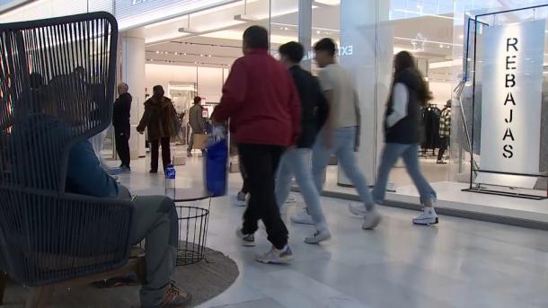 Extremeños en las tiendas durante las rebajas de enero de 2025