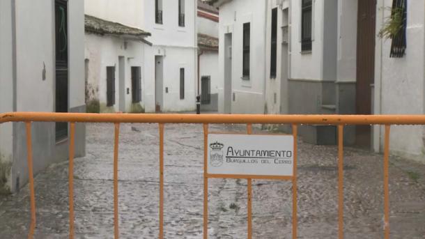 Calle cortada en Burguillos del Cerro