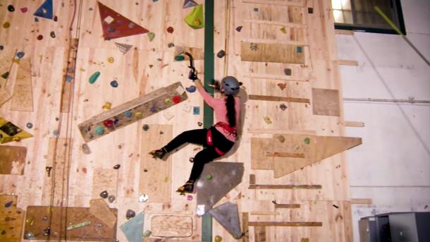 Una joven practica Dry Tooling en Extremadura