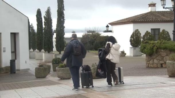 Turistas con maleta en un alojamiento rural de la región