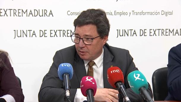 Guillermo Santamaría, consejero de Economía en funciones, atiende a los medios de comunicación