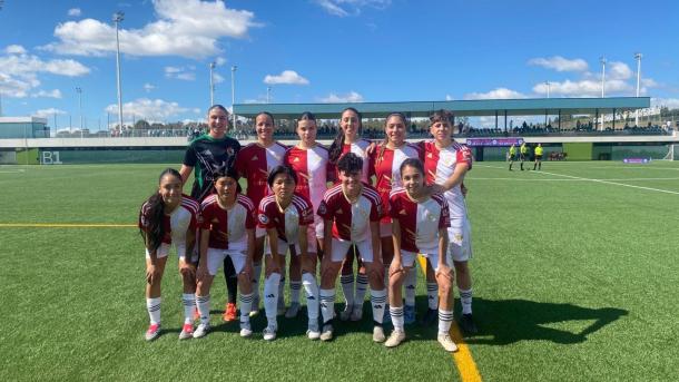 Las once jugadoras del Cacereño, antes de disputar el partido