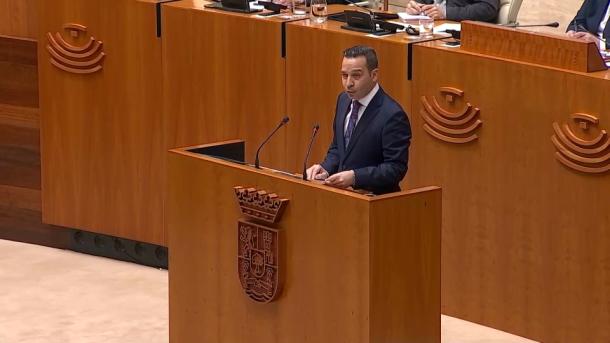 Óscar Fernández, portavoz de Vox Extremadura, durante la sesión de investidura de María Guardiola