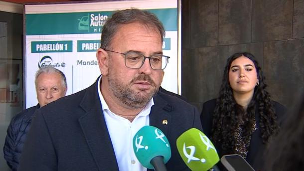 Antonio Rodríguez Osuna, alcalde de Mérida, atendiendo a los medios de comunicación