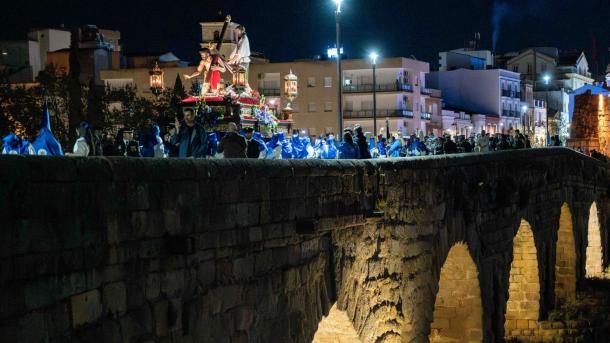 Procesión de las Tres Caídas a su paso por el Puente Romano de Mérida