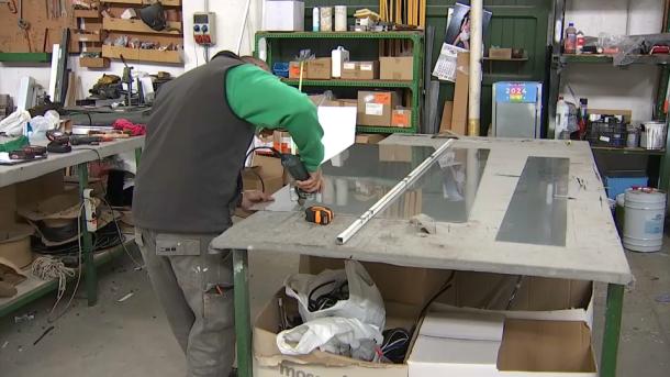 Autónomo extremeño trabajando en su negocio, en una imagen de archivo