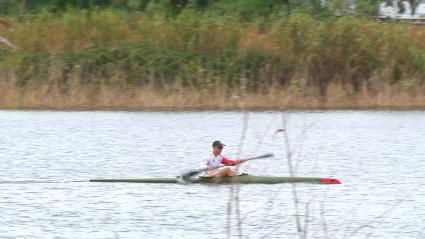 El palista Juan Antonio Valle entrenando en el río Guadiana